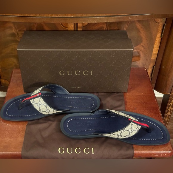 Gucci GG Supreme Men’s Flip Flop Thong Sandals - Picture 3 of 13